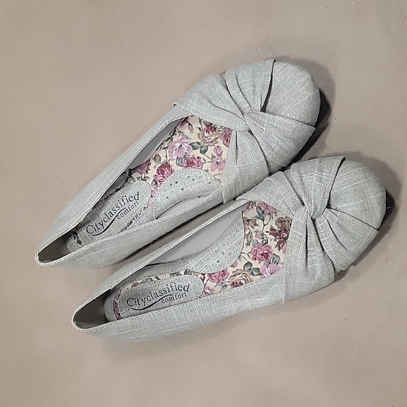 Cityclassified Twisted Front Ballet Flats, Size 7.5, Color is "Greige". - Picture 1 of 7